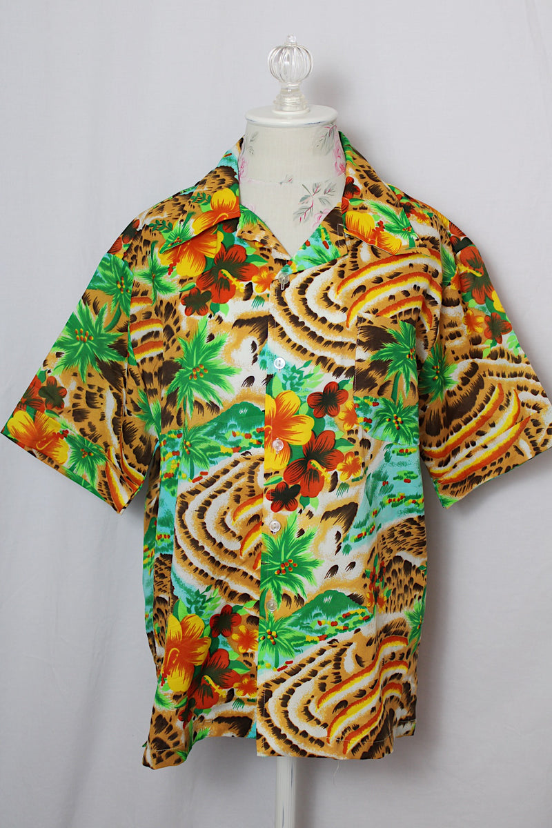 Women's or men's vintage 1970's Hawaiian Luau label short sleeve button up shirt in all over brown Hawaiian print. 
