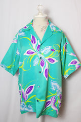 Women's or men's vintage 1990's Hilo Hattie's Hawaii short sleeve button up shirt in all over Hawaiian print. 