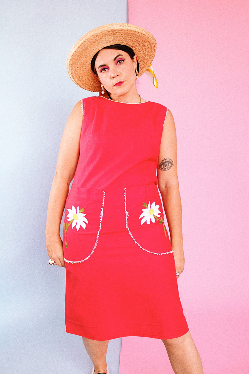 sleeveless red shift dress vintage 1960's with daisies on the two front pockets 