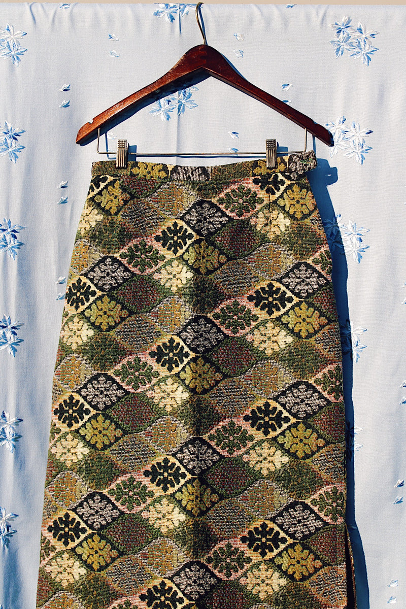 high waisted quilted maxi skirt vintage 1970's with green pattern