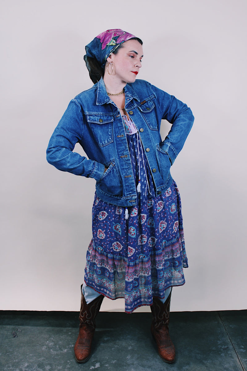 Women's vintage 1990's Wrangler, Made in USA label medium wash denim jacket with brass buttons, two chest pockets, two side pockets and popper button on the cuff.