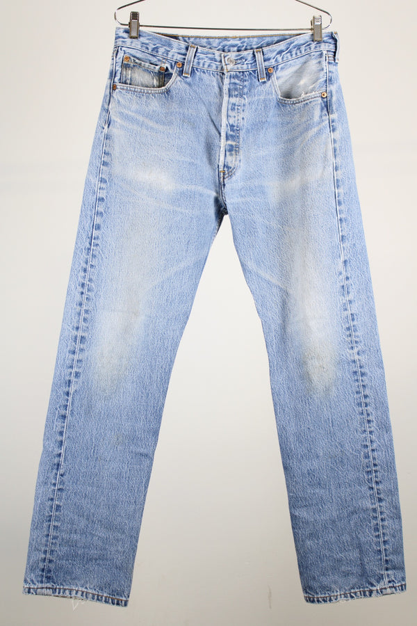 501 light wash levi's denim jeans with five button closure