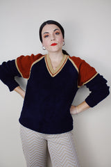 Women's vintage 1980's Silton California long sleeve v shaped neck pullover sweater in a navy textured material with burnt orange and tan shoulders