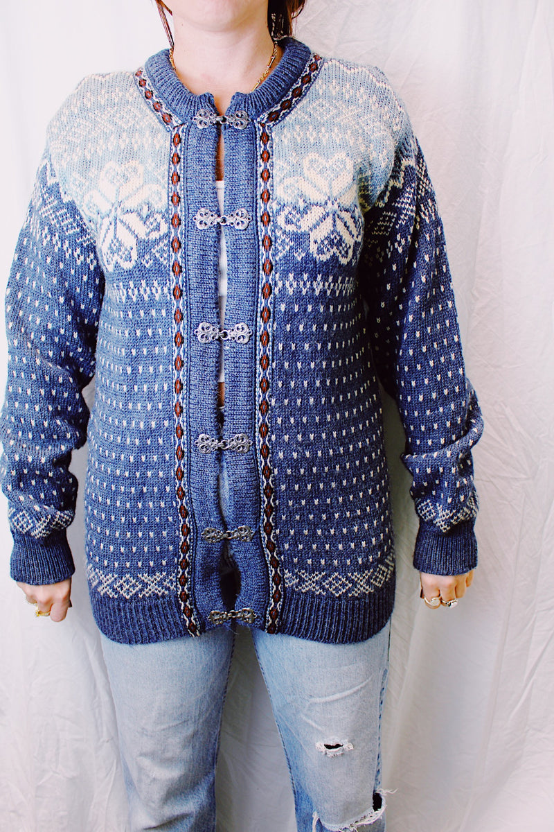 long sleeve blue printed norwegian sweater with silver clasp buttons vintage 1980's
