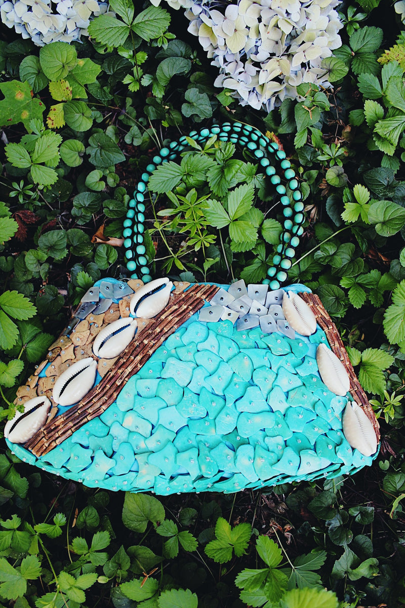 Vintage multicolored sea shell purse