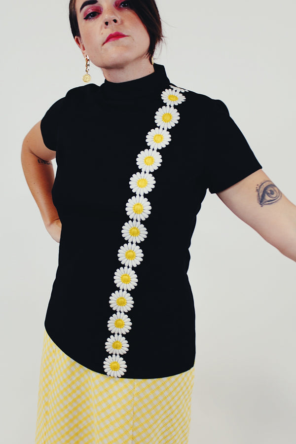 Short Sleeve Daisy Print Mock Neck Top