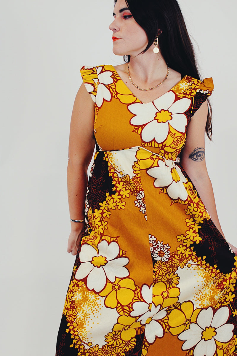 Ruffle sleeve yellow Hawaiian print maxi dress closeup